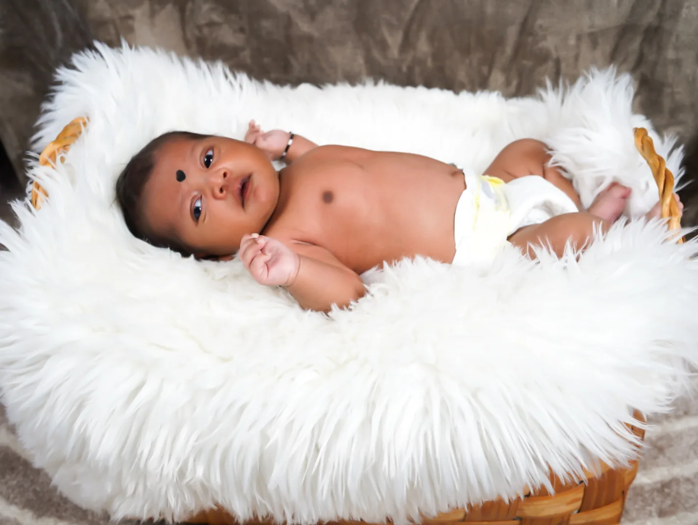 Newborn baby portrait by Aaric Studio