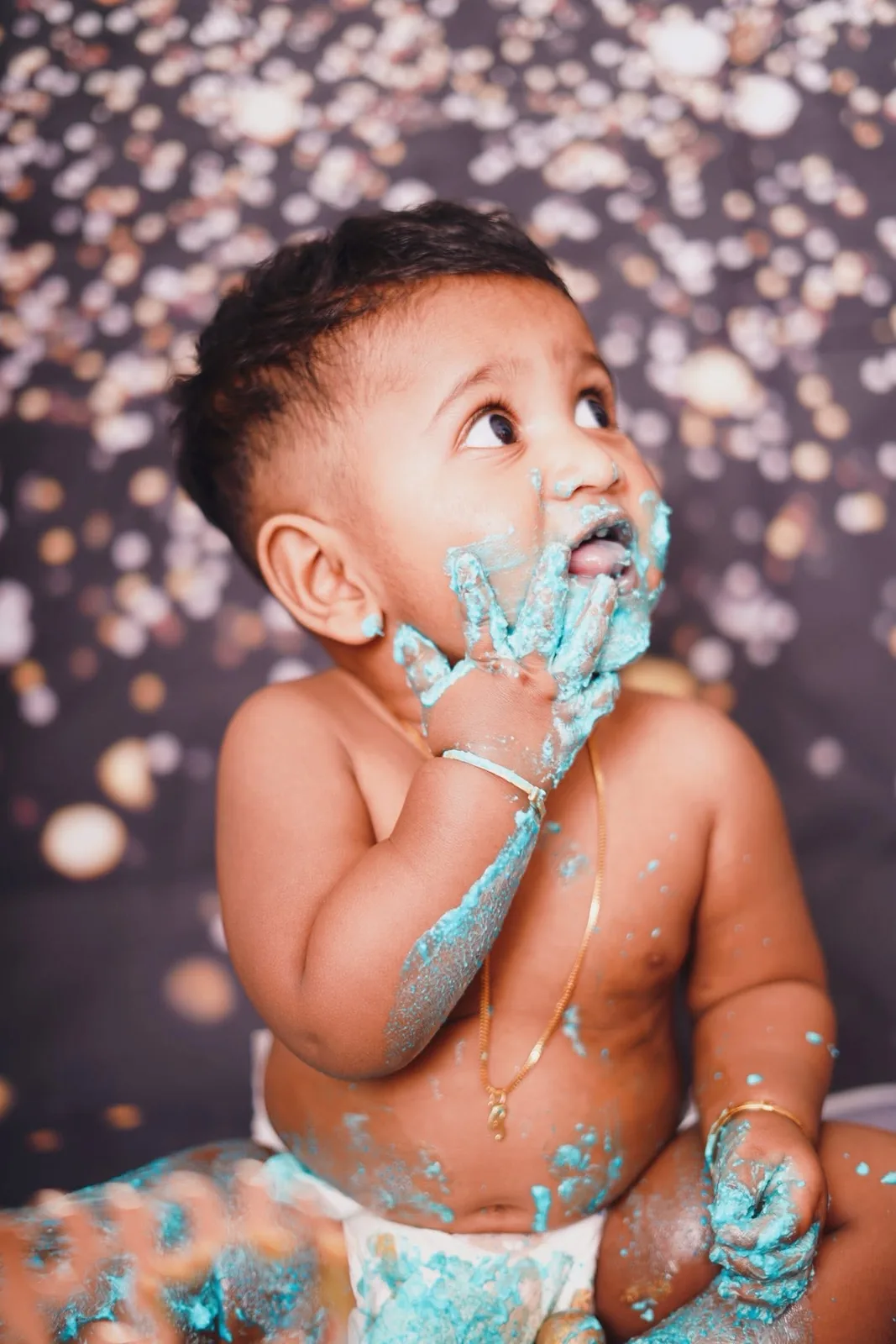Cake smash birthday photography by Aaric Studio